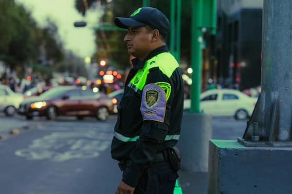 Identifica a los oficiales de Transito