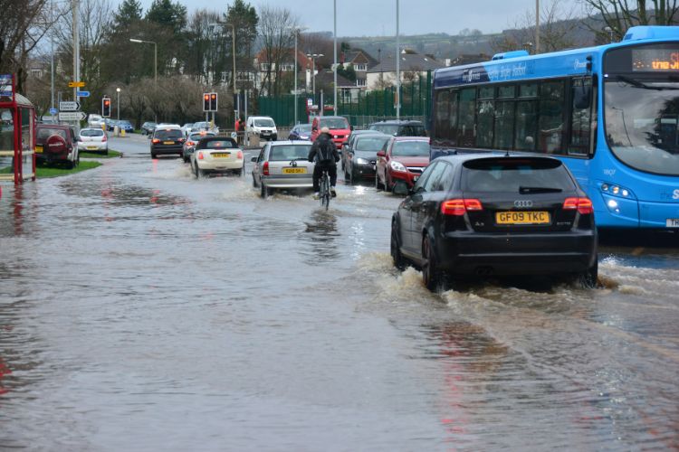 seguro de auto que cubre inundaciones