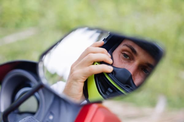 como ajustar los espejos de moto