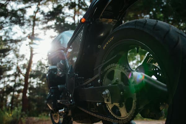 como tensar una cadena para moto