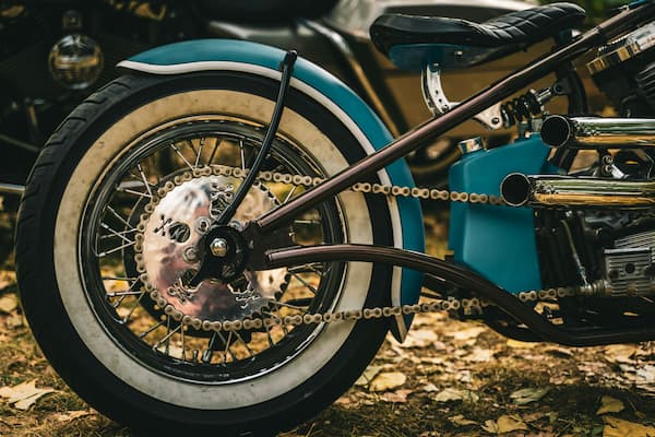 como tensar una cadena para moto